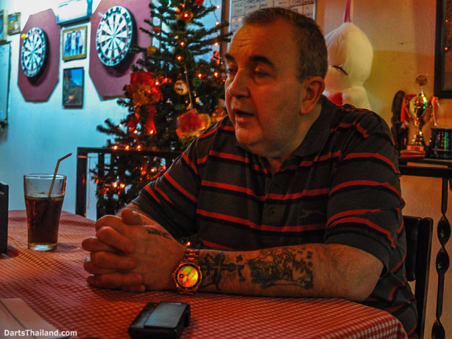 phil_taylor_interview_darts_photo_bangkok_2013_domino_pub_soi_11_sukhumvit_019