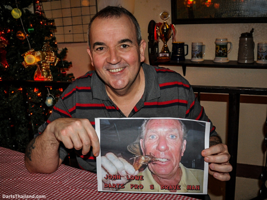 phil_taylor_john_lowe_pro_darts_photo_bangkok_2013_domino_pub_soi_11_sukhumvit_020