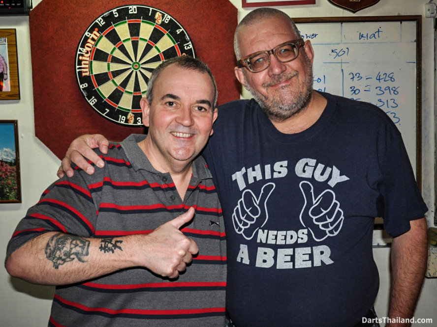 phil_taylor_johnny_witkowski_darts_photo_bangkok_2013_domino_pub_soi_11_sukhumvit_033