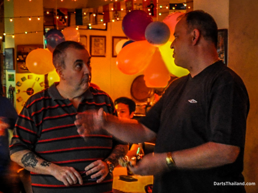 phil_taylor_simon_darts_photo_bangkok_2013_domino_pub_soi_11_sukhumvit_022