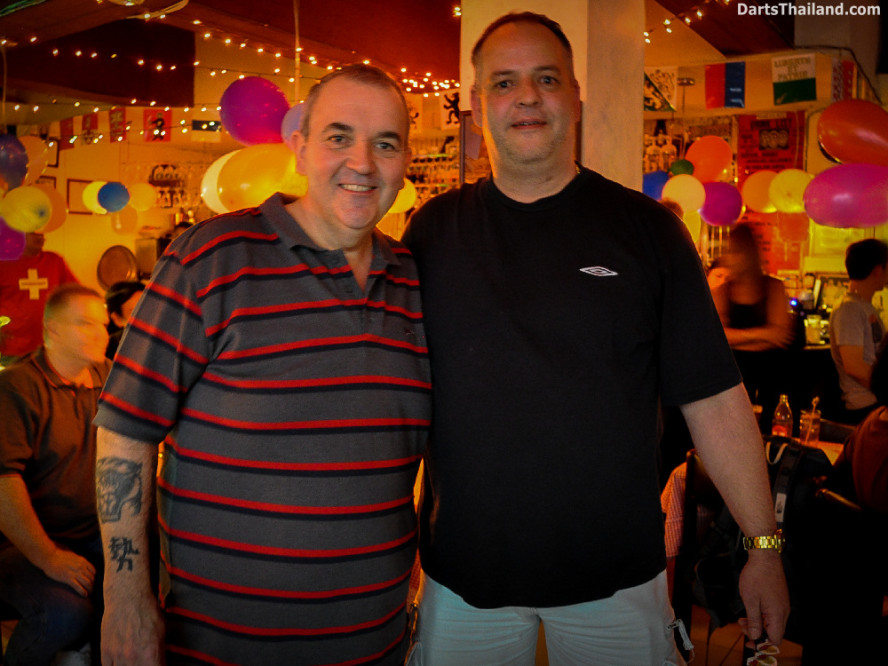 phil_taylor_simon_darts_photo_bangkok_2013_domino_pub_soi_11_sukhumvit_023