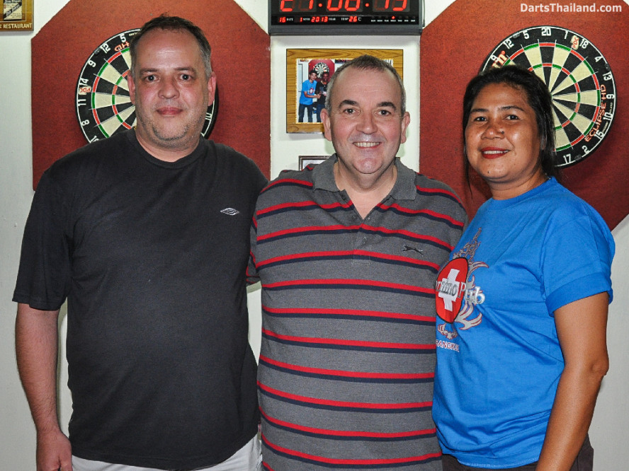 phil_taylor_simon_darts_photo_bangkok_2013_domino_pub_soi_11_sukhumvit_024