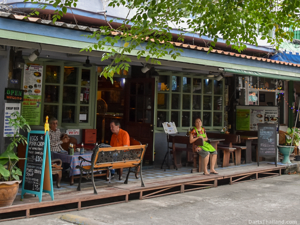 Jomtien Report Moonshine Place by Johnny DartsThailand